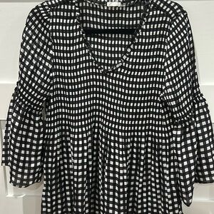 Spense black and white gingham check pleated top!

BIN1